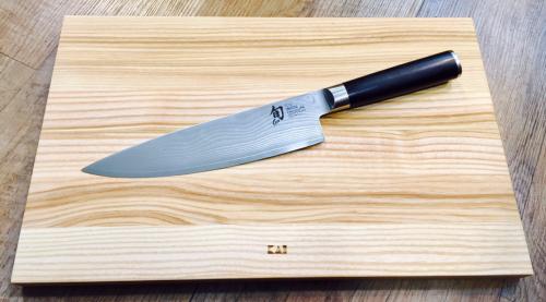 COUTEAU CHEF 20 CM KAI SHUN DAMAS + PLANCHE EN PLANCHE EN frène